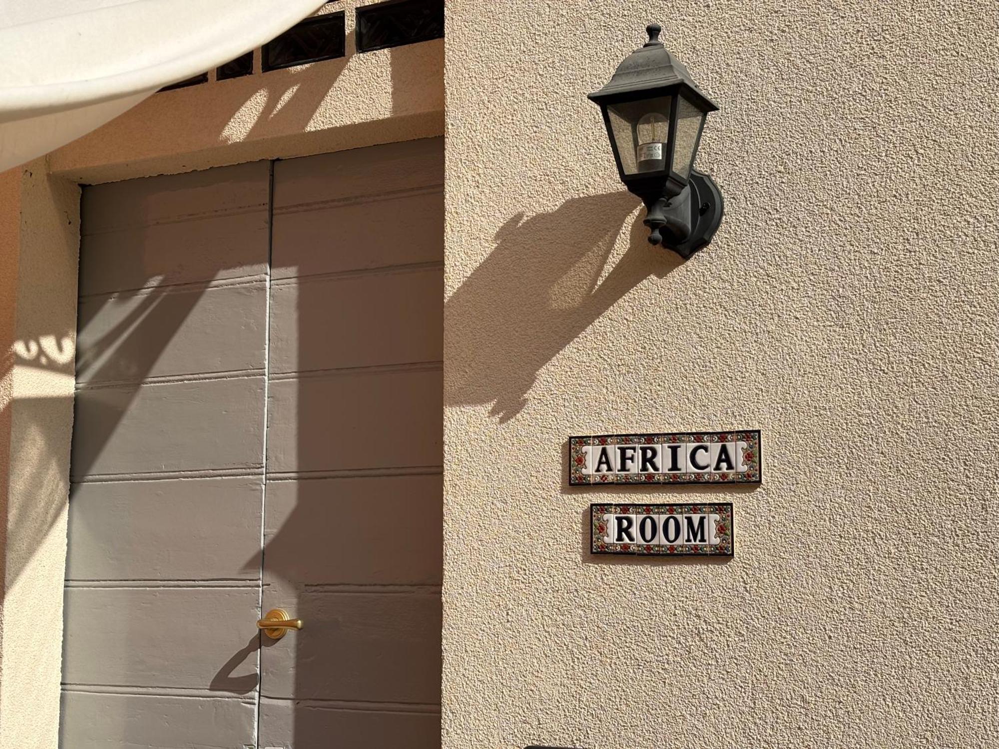 Friendly Africa Room Como Center Екстериор снимка